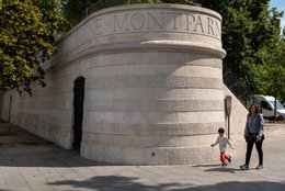 15th-arrondissement;-19th-arrondissement;-Architecture;-Avenue-du-Maine;-Barrière-du-Maine;-Bernard-Huet;-Boundary-wall;-Child;-Cut-stone;-Everyday-life;-France;-Île-de-France-region;-Kaleidos;-Kaleidos-images;-La-parole-à-limage;-Landscaped-embankment;-Montparnasse;-Paris;-Parisian-heritage;-Place-de-la-Bataille-de-Stalingrad;-Scooter;-Stories-Pictures;-Street-scene;-Summer-2026;-Tarek-Charara;-Urban-landscape;-Wall-of-the-Farmers-General;-Woman